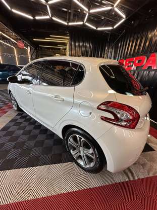 PEUGEOT-208-2015