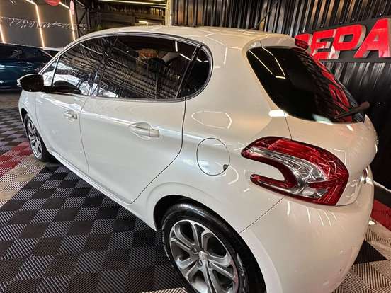 PEUGEOT-208-1.6 GRIFFE 16V FLEX 4P AUTOMÁTICO PEUGEOT-208-2015