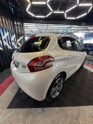 PEUGEOT-208-2015