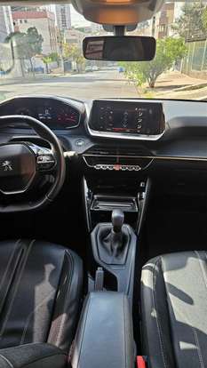 PEUGEOT-208-2021