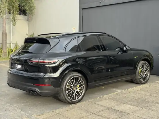 PORSCHE-CAYENNE-2022