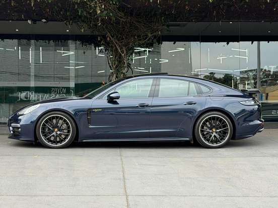 PORSCHE-PANAMERA-2023