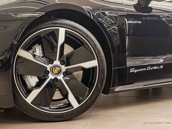 PORSCHE-TAYCAN-2023