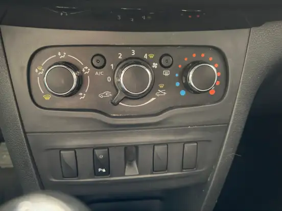 RENAULT-LOGAN-2020