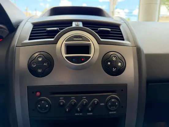 RENAULT-MEGANE-2011