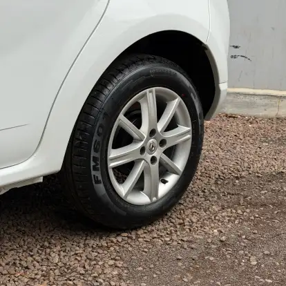 RENAULT-SANDERO-2013