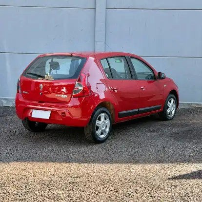 RENAULT-SANDERO-2010