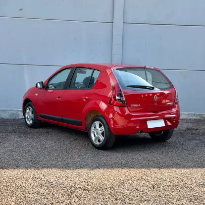 RENAULT-SANDERO-2010