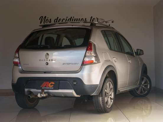 RENAULT-SANDERO-2013