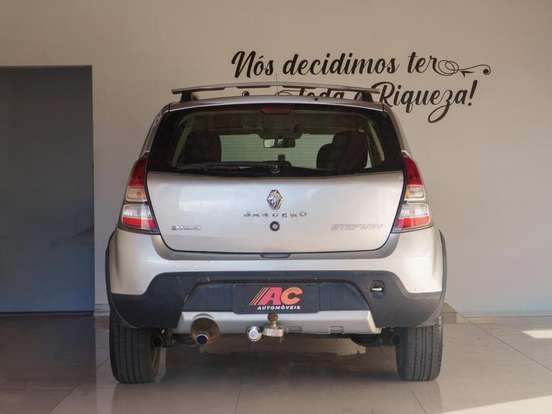 RENAULT-SANDERO-2013