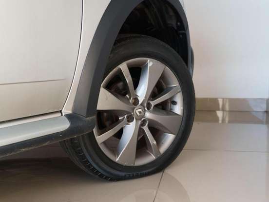 RENAULT-SANDERO-2013