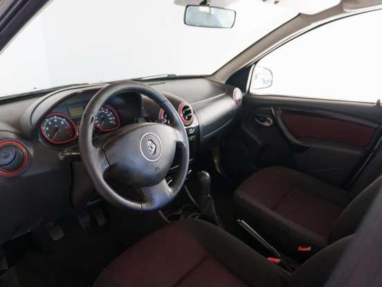 RENAULT-SANDERO-2013
