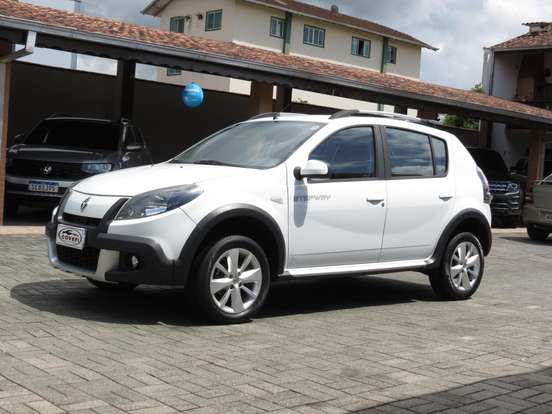 RENAULT-SANDERO-2013