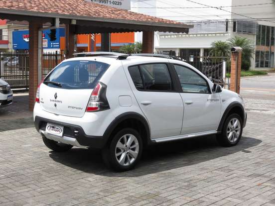 RENAULT-SANDERO-2013