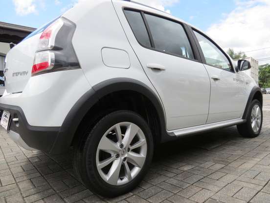 RENAULT-SANDERO-2013