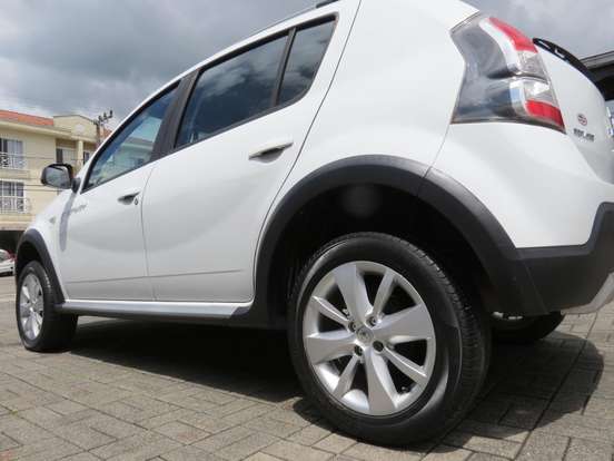 RENAULT-SANDERO-1.6 STEPWAY 16V FLEX 4P AUTOMÁTICO RENAULT-SANDERO-2013
