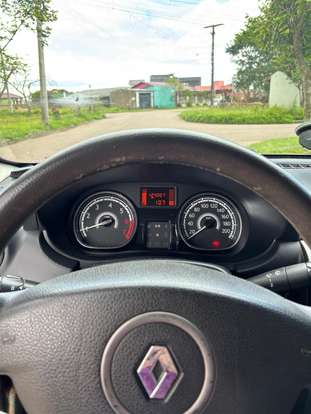 RENAULT-SANDERO-2013