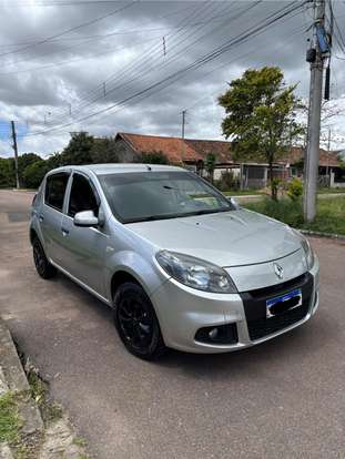 RENAULT-SANDERO-2013