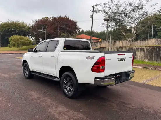 TOYOTA-HILUX-2022