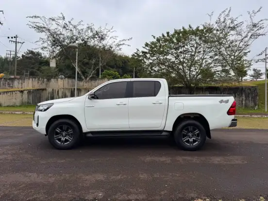 TOYOTA-HILUX-2022