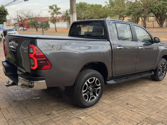 TOYOTA-HILUX-2.8 D-4D TURBO DIESEL CD SRX 4X4 AUTOMÁTICO TOYOTA-HILUX-2024