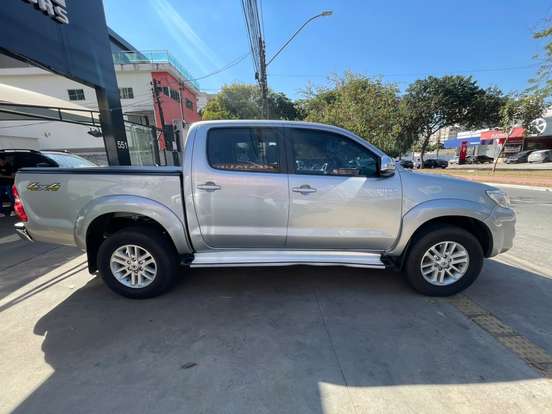 TOYOTA-HILUX-2.7 SRV 4X2 CD 16V FLEX 4P AUTOMÁTICO TOYOTA-HILUX-2015