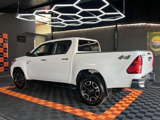 TOYOTA-HILUX-2021