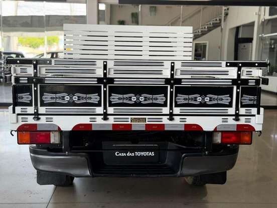 TOYOTA-HILUX-2.8 4X4 CS CHASSI 16V TURBO DIESEL 2P MANUAL TOYOTA-HILUX-2017