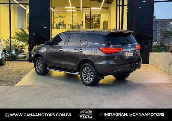 TOYOTA-HILUX-2.8 D-4D TURBO DIESEL CD SRV 4X4 AUTOMÁTICO TOYOTA-HILUX-2023