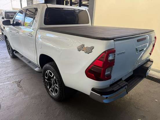 TOYOTA-HILUX-2.8 D-4D TURBO DIESEL CD SRX 4X4 AUTOMÁTICO TOYOTA-HILUX-2023