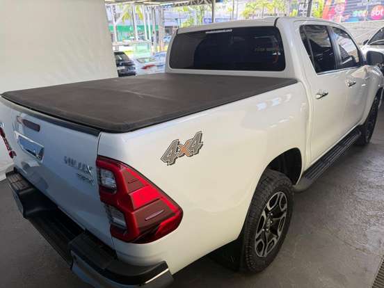 TOYOTA-HILUX-2.8 D-4D TURBO DIESEL CD SRX 4X4 AUTOMÁTICO TOYOTA-HILUX-2023