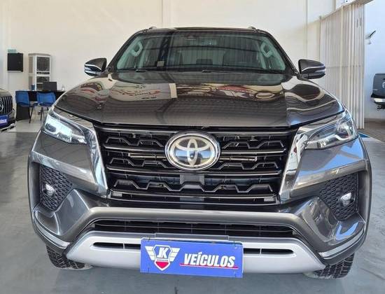 TOYOTA HILUX 2.8 D-4D TURBO DIESEL CD SRX 4X4 AUTOMÁTICO
