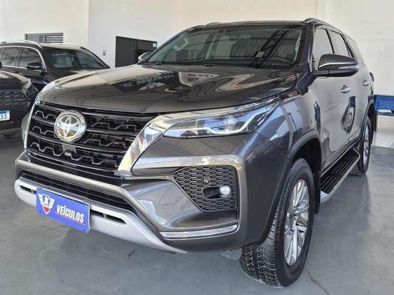 TOYOTA-HILUX-2.8 D-4D TURBO DIESEL CD SRX 4X4 AUTOMÁTICO TOYOTA-HILUX-2021