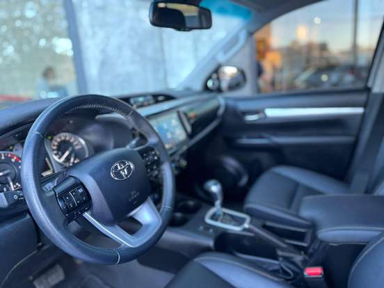 TOYOTA-HILUX-2.8 D-4D TURBO DIESEL CD SRX 4X4 AUTOMÁTICO TOYOTA-HILUX-2025