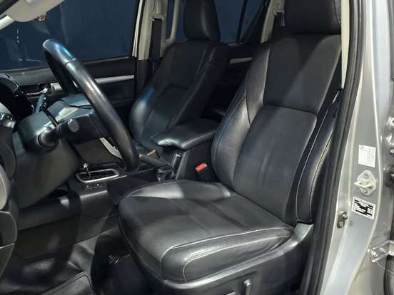 TOYOTA-HILUX-2.8 D-4D TURBO DIESEL CD SRX 4X4 AUTOMÁTICO TOYOTA-HILUX-2022