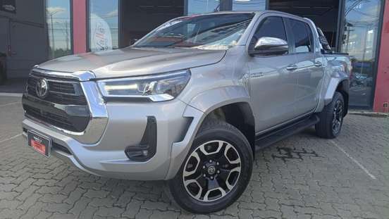 TOYOTA-HILUX-2.8 D-4D TURBO DIESEL CD SRX 4X4 AUTOMÁTICO TOYOTA-HILUX-2023