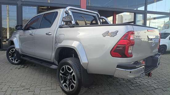 TOYOTA-HILUX-2.8 D-4D TURBO DIESEL CD SRX 4X4 AUTOMÁTICO TOYOTA-HILUX-2023