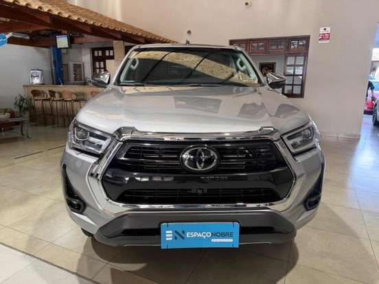 TOYOTA-HILUX-2.8 D-4D TURBO DIESEL CD SRX 4X4 AUTOMÁTICO TOYOTA-HILUX-2023