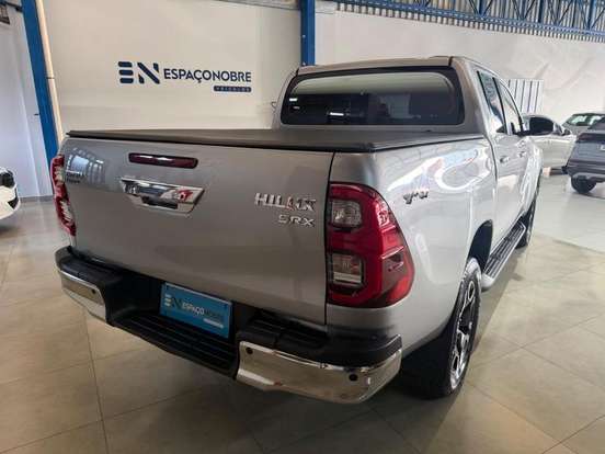 TOYOTA-HILUX-2.8 D-4D TURBO DIESEL CD SRX 4X4 AUTOMÁTICO TOYOTA-HILUX-2023