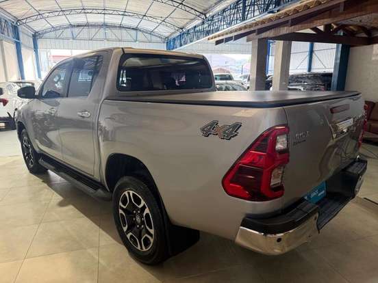 TOYOTA-HILUX-2.8 D-4D TURBO DIESEL CD SRX 4X4 AUTOMÁTICO TOYOTA-HILUX-2023