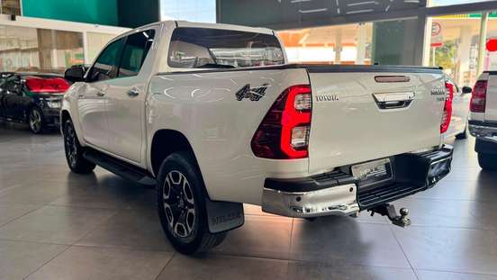 TOYOTA-HILUX-2023