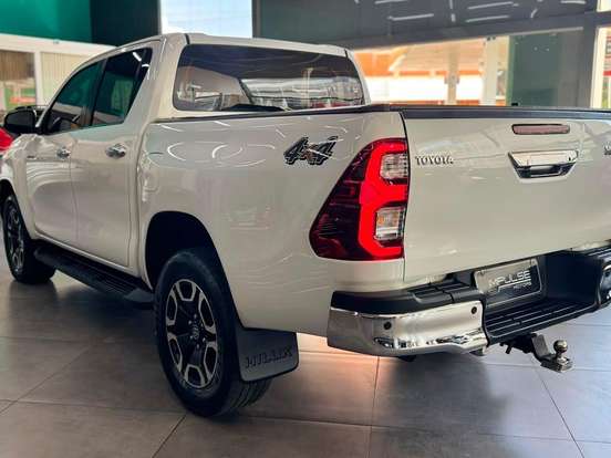 TOYOTA-HILUX-2.8 D-4D TURBO DIESEL CD SRX 4X4 AUTOMÁTICO TOYOTA-HILUX-2023