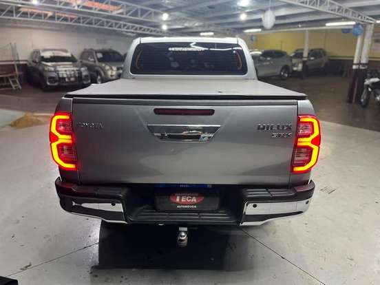 TOYOTA-HILUX-2.8 D-4D TURBO DIESEL CD SRX 4X4 AUTOMÁTICO TOYOTA-HILUX-2022