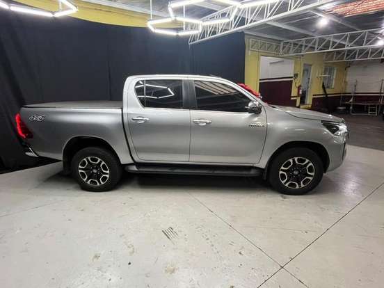 TOYOTA-HILUX-2022