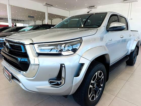 TOYOTA HILUX 2.8 D-4D TURBO DIESEL CD SRX PLUS 4X4 AUTOMÁTICO