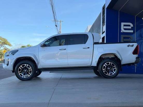 TOYOTA-HILUX-2024