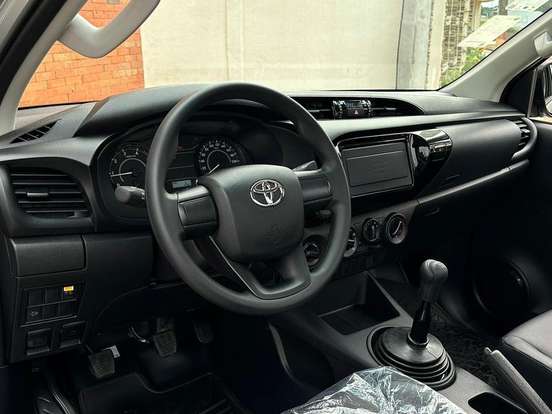 TOYOTA-HILUX-2025