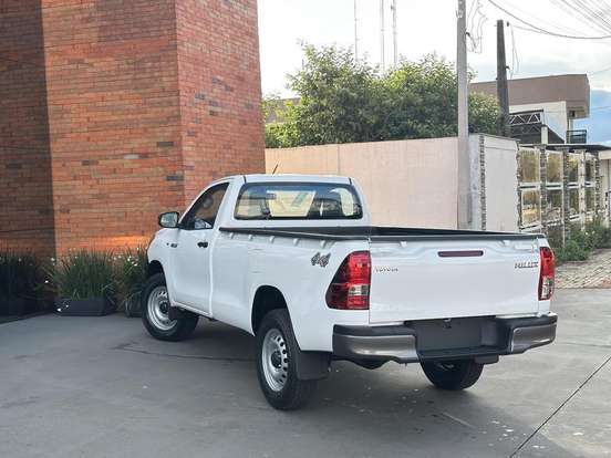TOYOTA-HILUX-2.8 D-4D TURBO DIESEL CS 4X4 MANUAL TOYOTA-HILUX-2025