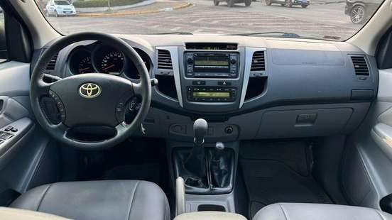 TOYOTA-HILUX-2010