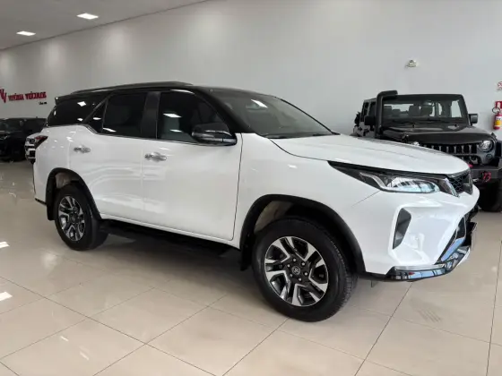 TOYOTA HILUX SW4 2.8 D-4D TURBO DIESEL DIAMOND 7L 4X4 AUTOMÁTICO